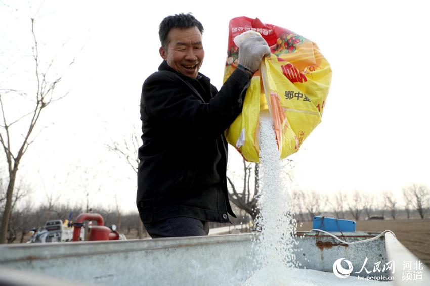 2��23�գ��ںӱ�ʡ¡Ң������ũ���ִ�ũҵ��ֲ���أ��������ڽ����ϵ�����¢ʩ�ʻ��У�׼��ʩ����ҵ�� ��÷��