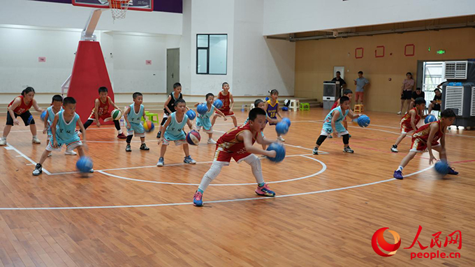 长沙市望城区职工子女暑期爱心托管班上的篮球课。人民网记者 向宇摄