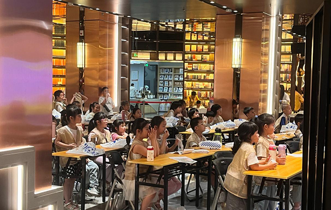 福州安泰新华书店内孩子们正在观看特色课程短片。陈酷儿摄
