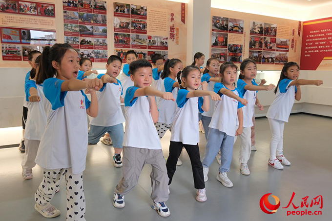 南京市玄武区梅园新村爱心暑托班上小朋友们学习军体拳。人民网记者 马晓波摄