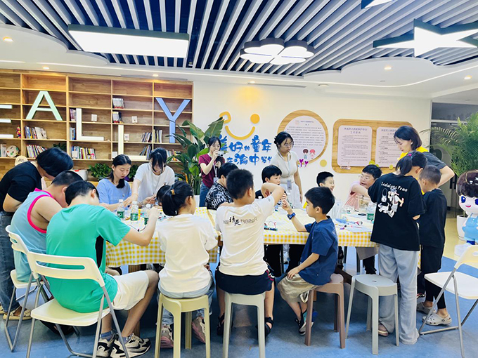 重庆渝中区暑期公益托管活动现场。 张语霏摄