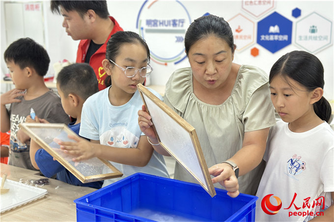 西安市新城区明宫社区暑托班的“古法造纸”兴趣课堂现场。人民网记者 李志强摄