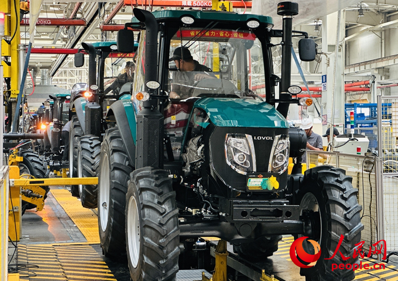 潍柴雷沃智慧农业科技股份有限公司拖拉机工厂总装车间，工人正在装配智能拖拉机。人民网 乔姝摄