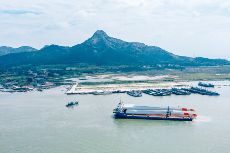 风电设施装船启航，驶向海上作业点。辛戈摄