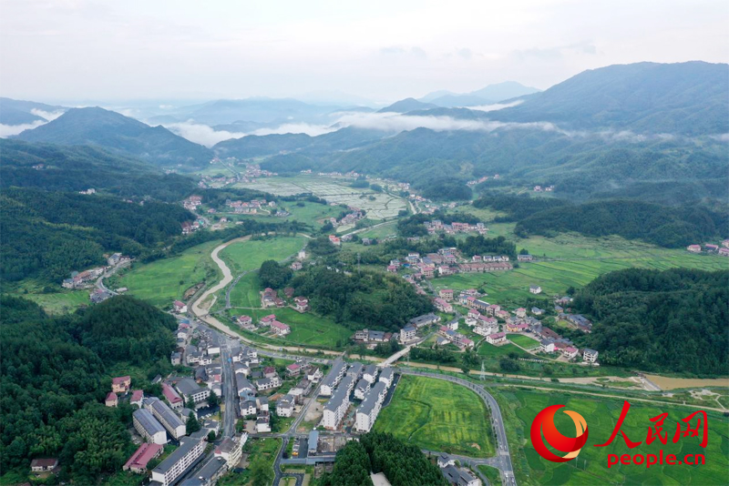 雨后的中源乡云雾缭绕，青翠的山林、层叠的田园与山间的民宿构成一幅水墨画卷。人民网记者 时雨摄