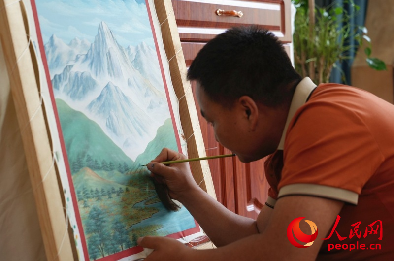 桑杰加正在绘唐卡。人民网记者 杨启红摄